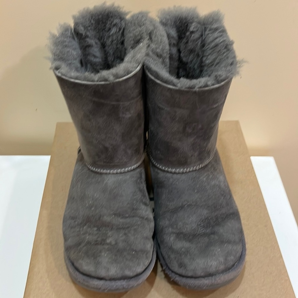 Adorable UGGS Bailey boots grey size 4